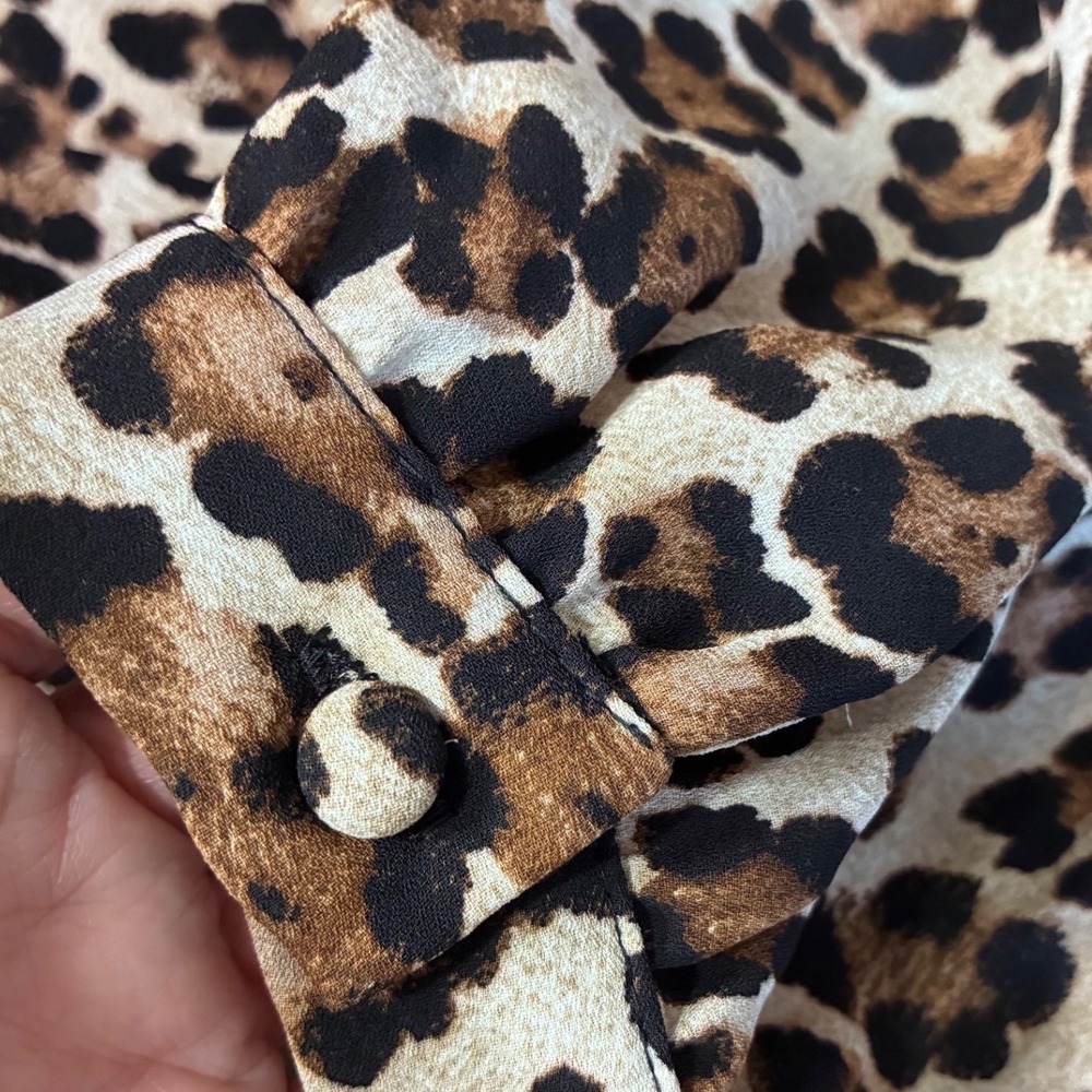 NWT CeCe Leopard Print Blouse XL High Low Hem V-Neck Semi Sheer 3/4 Sleeve - Picture 4 of 11